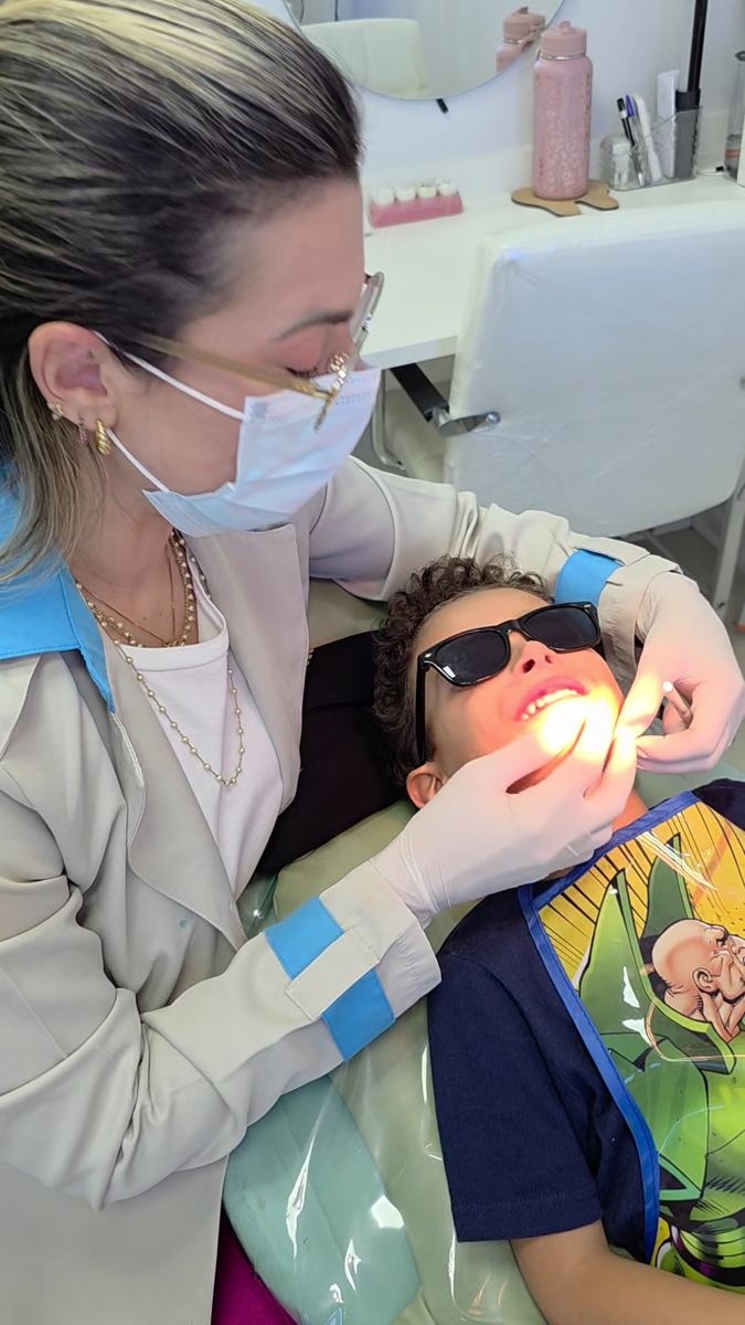 Dra. Camila Cascardo atendendo um paciente