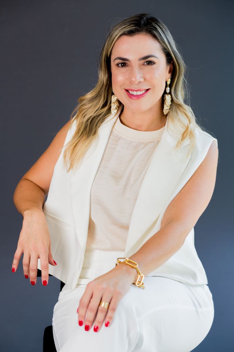 Retrato da Dra. Camila Cascardo, dentista no Recreio dos Bandeirantes